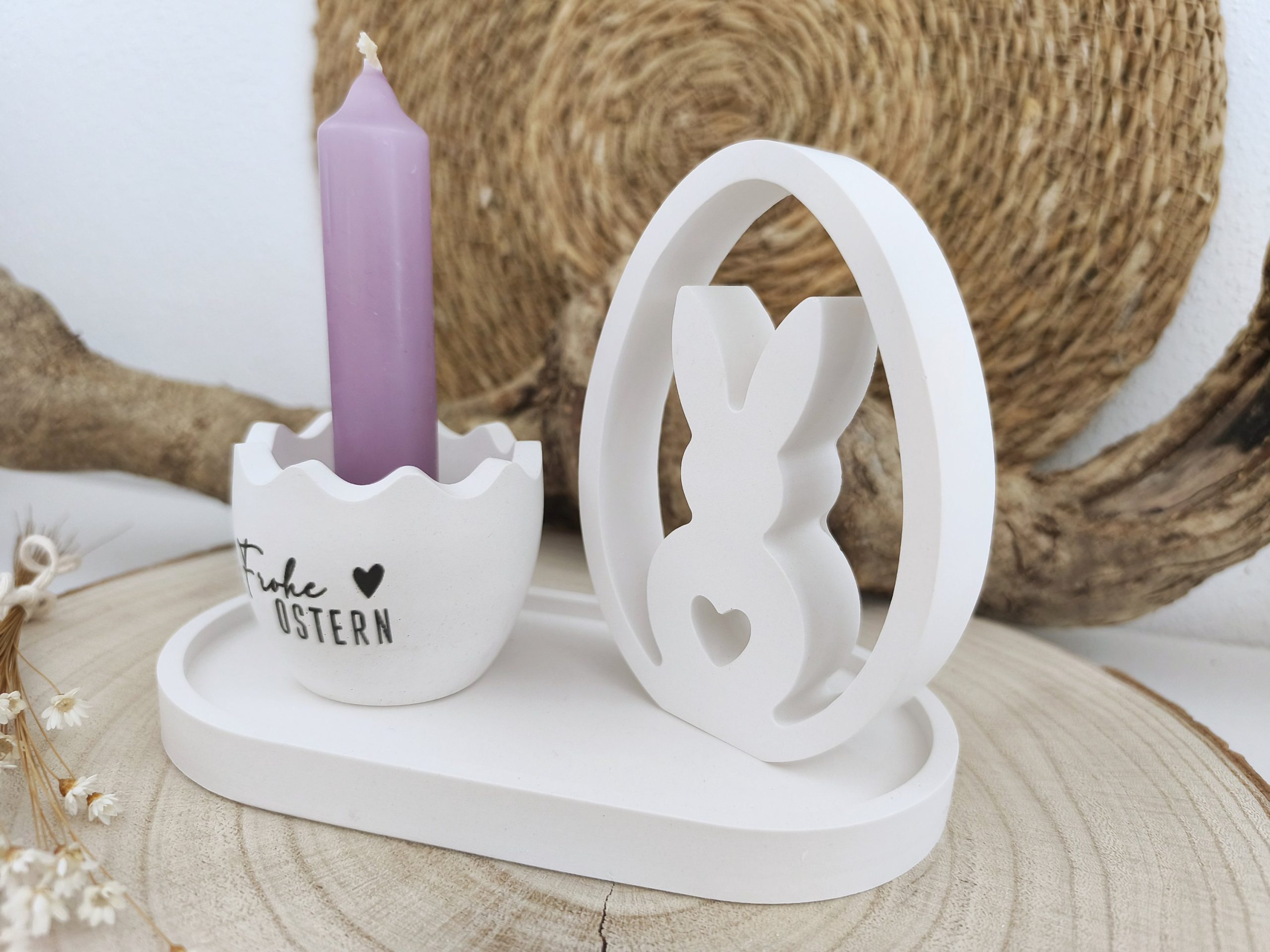 Dekoratives Osterei mit Häschen und Kerze in Eierschale
