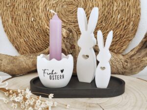 Dekoration mit Osterhasenfiguren und lila Kerze in Eierschale - Osterdeko Kerzenhalter Set mit Hasen