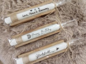 Drei dekorative Kerzen mit Botschaften auf Fellhintergrund - Stabkerze Geschenk Mitbringsel
