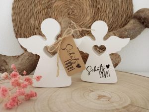 Zwei hölzerne Schutzengel-Dekorationen mit Herzmotiv