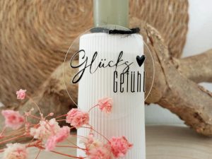 Schönes Dekor mit Trockenblumen und Schriftzug Glücksgefühle - Runde Acrylglas Anhänger personalisiert