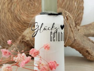Schönes Dekor mit Trockenblumen und Schriftzug Glücksgefühle - Runde Acrylglas Anhänger personalisiert
