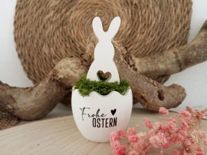 Dekorative Osterdekoration mit weißem Keramikhasen und Moos - Osterhase Eierschale Dekoration