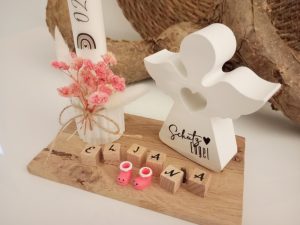 Tischdekoration mit Schutzengel, rosa Blumen und Holzklötzen mit Namen Elijana