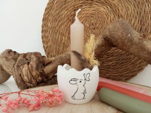 Osterdekoration mit Kerze und Hasenmotiv in rustikalem Stil