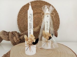 Dekorative Glückskerzen mit Trockenblumen auf Holzbrett präsentiert - Geschenkset Kerzenständer