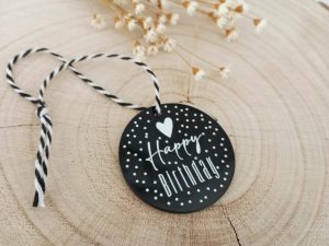 Rundes Geburtstagsgeschenk-Etikett auf Holzhintergrund - Acrylglas Anhänger Happy Birthday