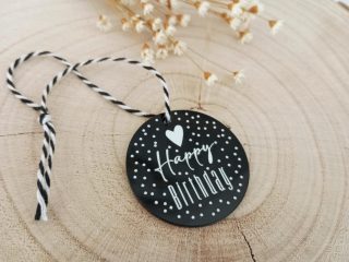 Rundes Geburtstagsgeschenk-Etikett auf Holzhintergrund - Acrylglas Anhänger Happy Birthday