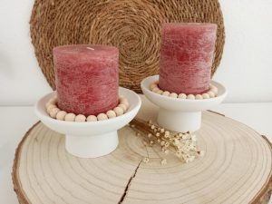 Zwei rote Kerzen auf weißen Ständern mit Holzperlen und getrockneten Blumen - Kerzenhalter Stumpenkerzen handgefertigt