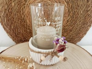Dekorative Kerze in Glas mit Seil und Trockenblumen auf Holzscheibe - Windlicht Raysin Herz Glaseinsatz