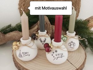 Weihnachtskerzen mit verschiedenen Motiven auf Holzdisplay