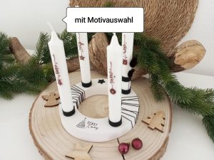 Adventskranz mit vier weißen Kerzen und Weihnachtsdekoration
