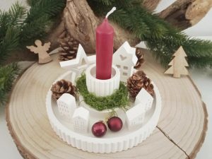 Weihnachtlicher Dekorationsteller mit roter Kerze und Holzfiguren -Dekoteller Winter Kerzenhalter