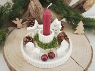 Weihnachtsdeko Kerzenhalter Dekoteller mit Häusern und roter Kerze