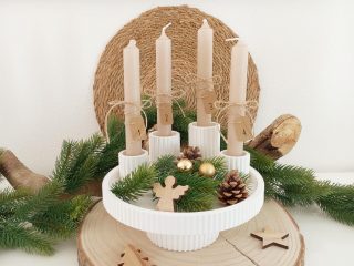 Adventskranz Raysin weiß mit Kerzen und Weihnachtsdeko