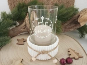 Weihnachtsdekoration mit Teelicht und Gravur 'Let It Snow'