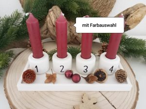 Vier Adventskerzen mit Farbauswahloptionen und Weihnachtsdekorationen