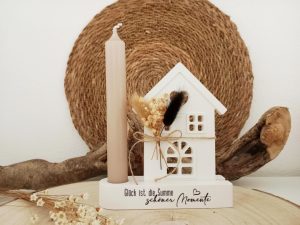 Dekorative Kerze in Holzhalter mit Trockenblumen auf rustikalem Hintergrund - Haus Kerzenständer Spruch handgefertigt